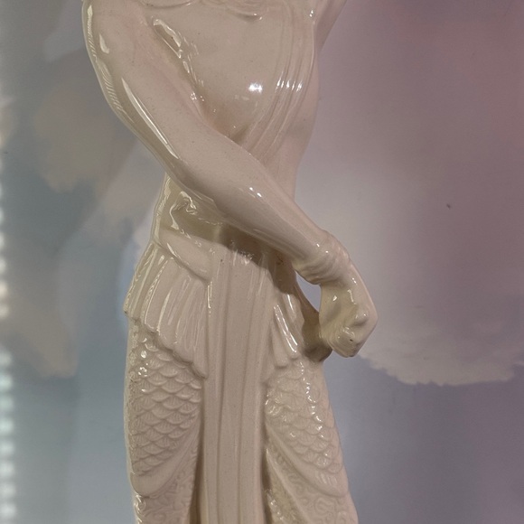 Vintage white ceramic or porcelain Asian female figurine by Maurine Downing - Picture 3 of 12